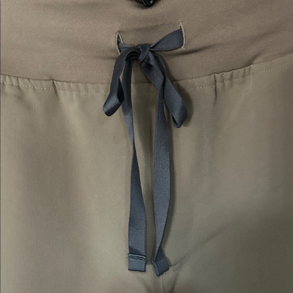 Figs Women's LARGE Khaki Tan Scrub Set - Picture 6 of 10